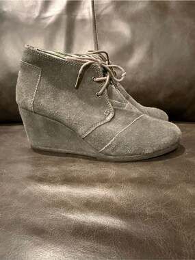 Tom's Women's Gray Suede Wedge Ankle Bootie - Lace-Up Comfort